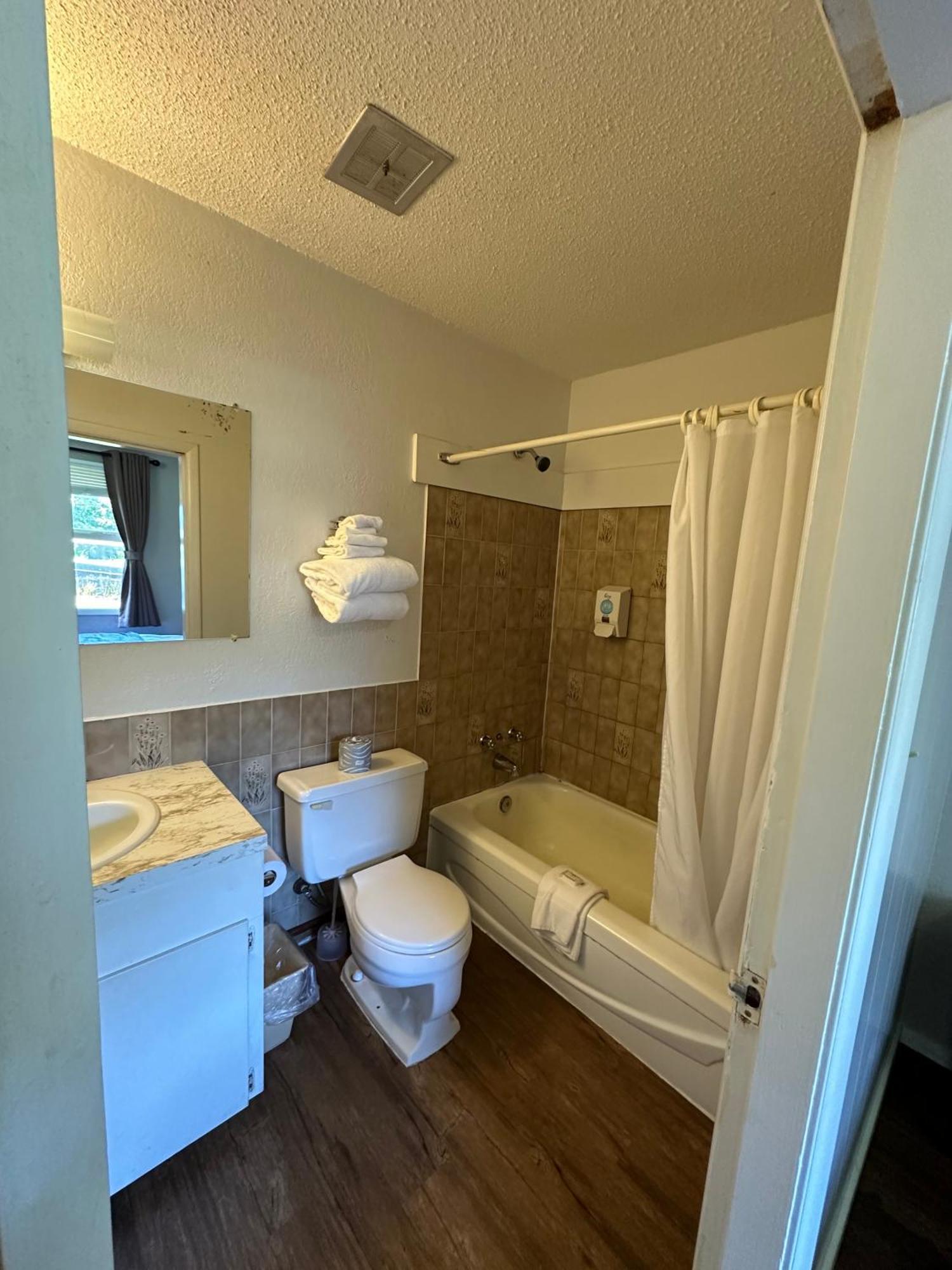 Island West Resort-Motel Ucluelet Bagian luar foto