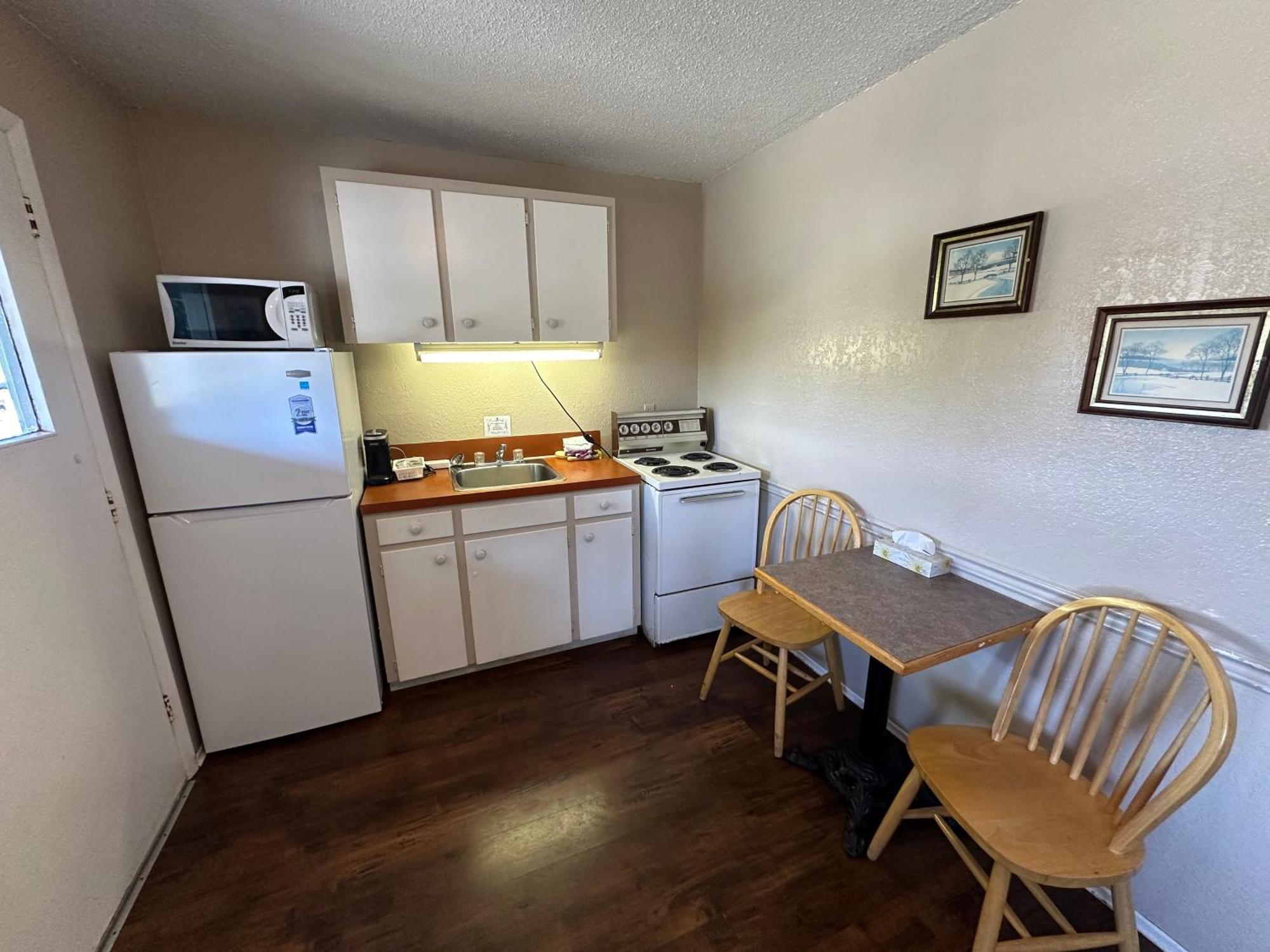 Island West Resort-Motel Ucluelet Ruang foto