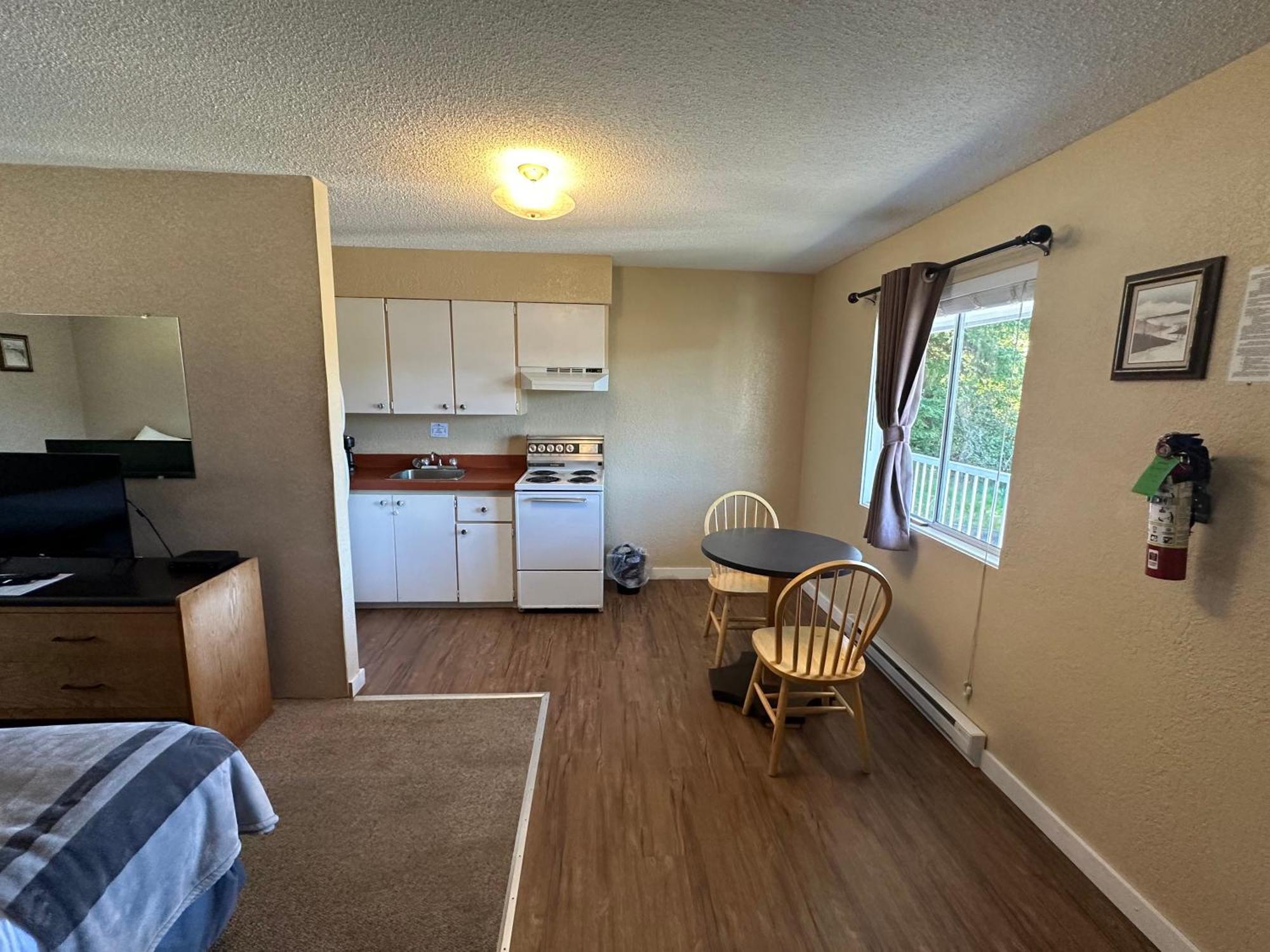 Island West Resort-Motel Ucluelet Ruang foto