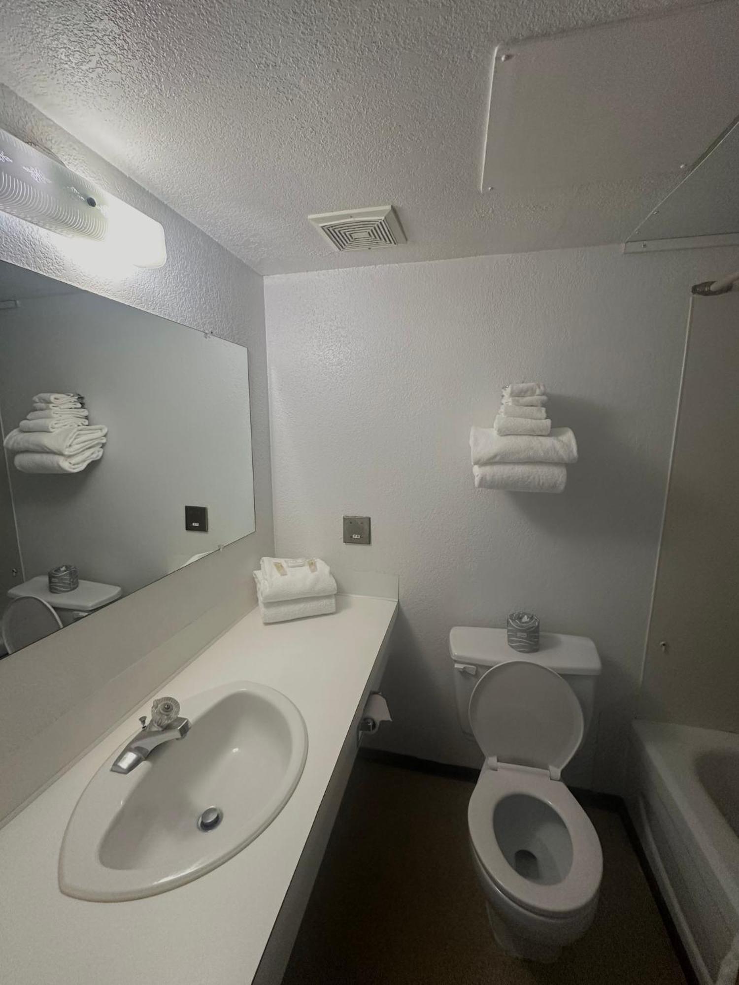 Island West Resort-Motel Ucluelet Ruang foto