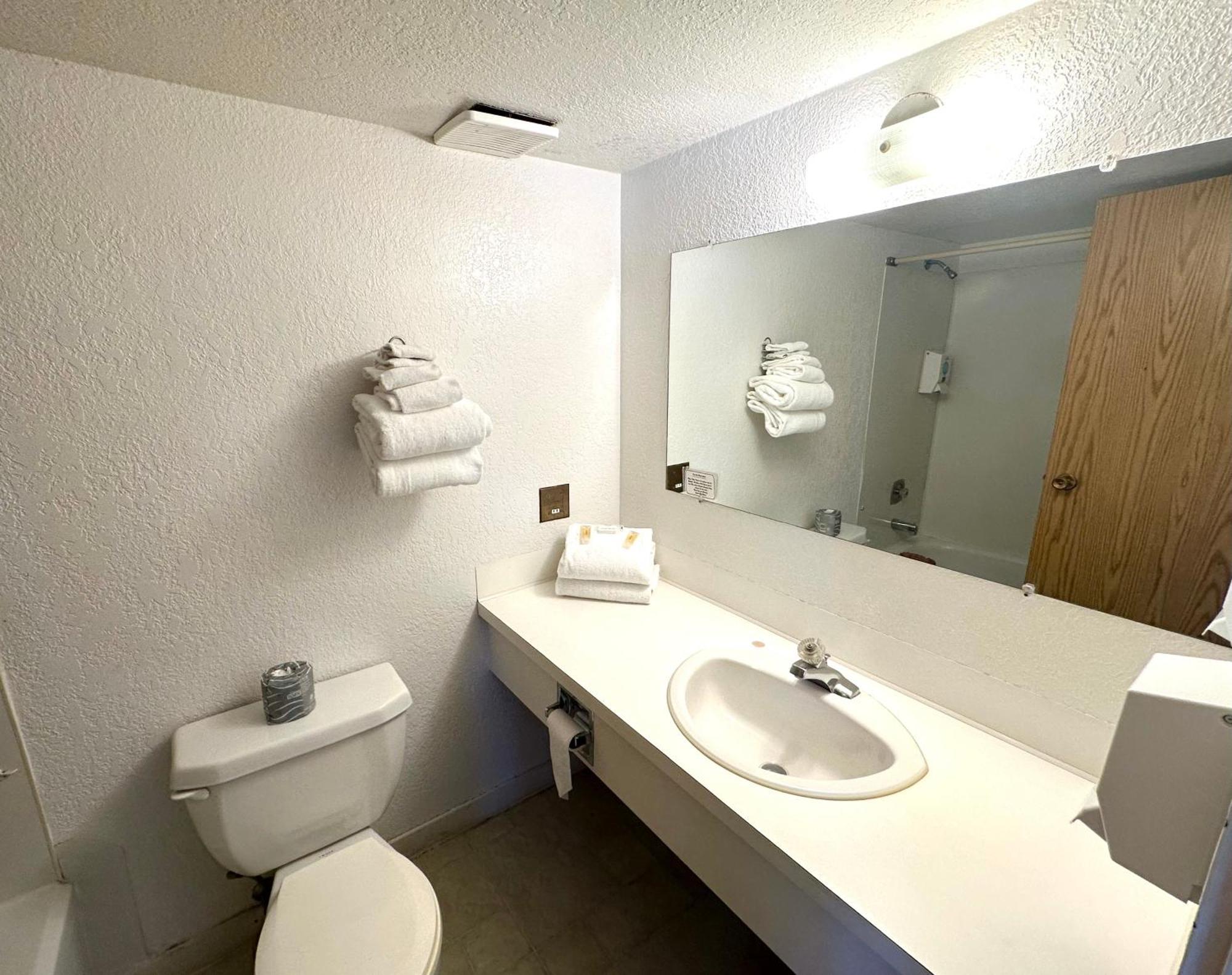 Island West Resort-Motel Ucluelet Ruang foto
