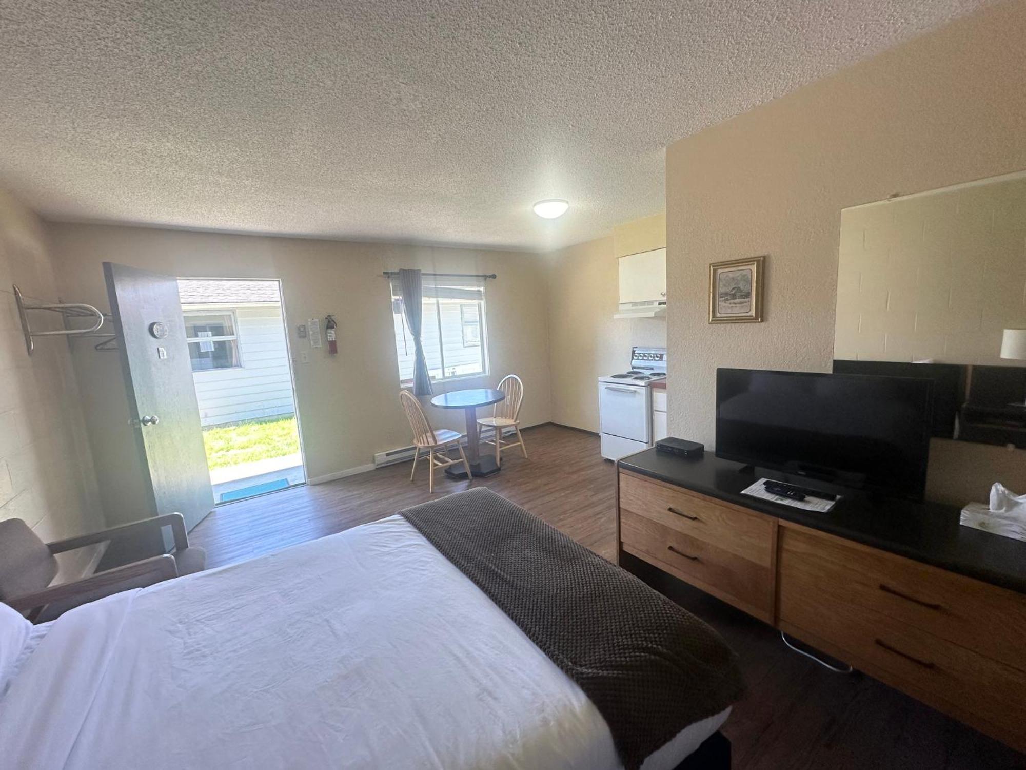 Island West Resort-Motel Ucluelet Ruang foto