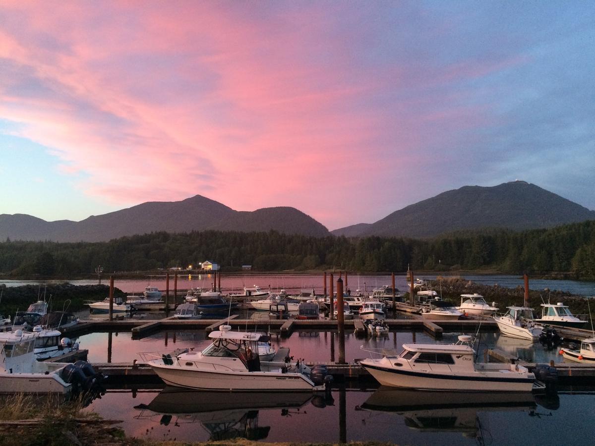 Island West Resort-Motel Ucluelet Bagian luar foto